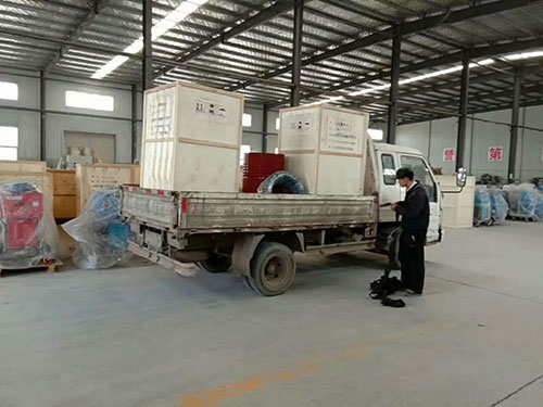 外墻保溫聚氨酯噴涂發(fā)泡機(圖2) Q系列聚氨酯發(fā)泡機設備發(fā)貨至天津