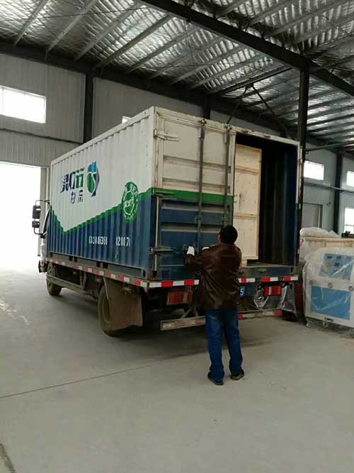 江蘇省南京市聚脲聚氨酯兩用噴涂機(jī)發(fā)貨(圖4) 江蘇省南京市聚脲聚氨酯兩用噴涂機(jī)裝車(chē)發(fā)貨中
