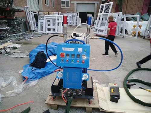 河北聚氨酯噴涂機(jī)械 規(guī)模大的廠家市場(chǎng)價(jià)格(圖1) 聚氨酯用于外墻保溫噴涂設(shè)備