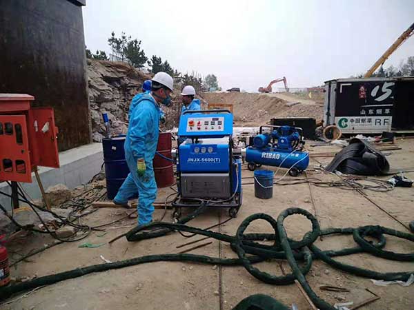聚脲噴涂機(jī)JNJX-H5600(T)型液壓驅(qū)動(dòng)(圖3) H5600(T)室外形象墻防腐施工