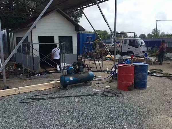 移動輕鋼別墅聚氨酯保溫施工